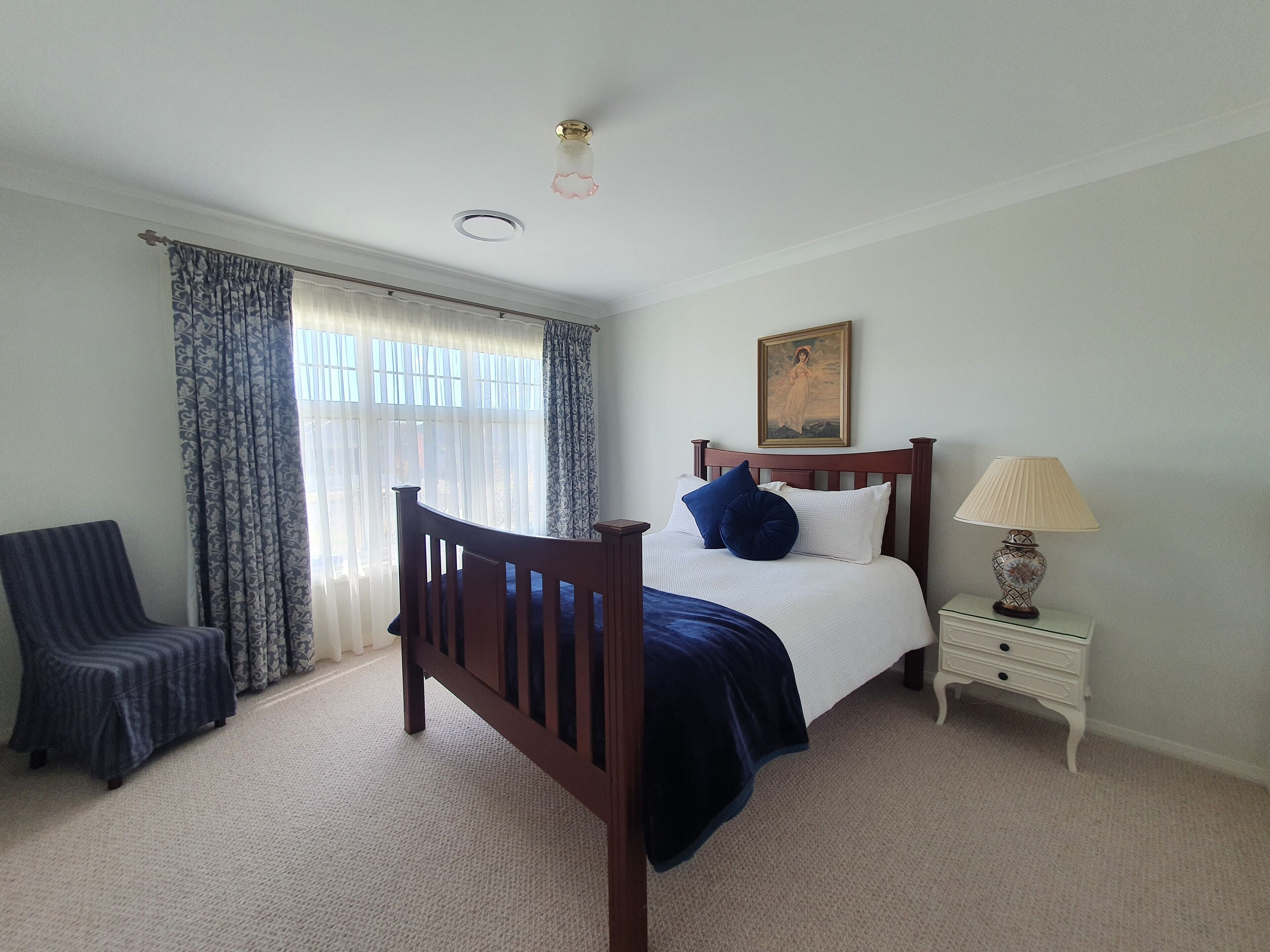 2 多间卧室、办公桌、免费 WiFi、床单