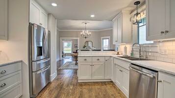 Fridge, microwave, stovetop, dishwasher