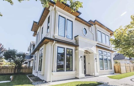 Exterior. Amazing 1 Bedroom suite in Vancouver