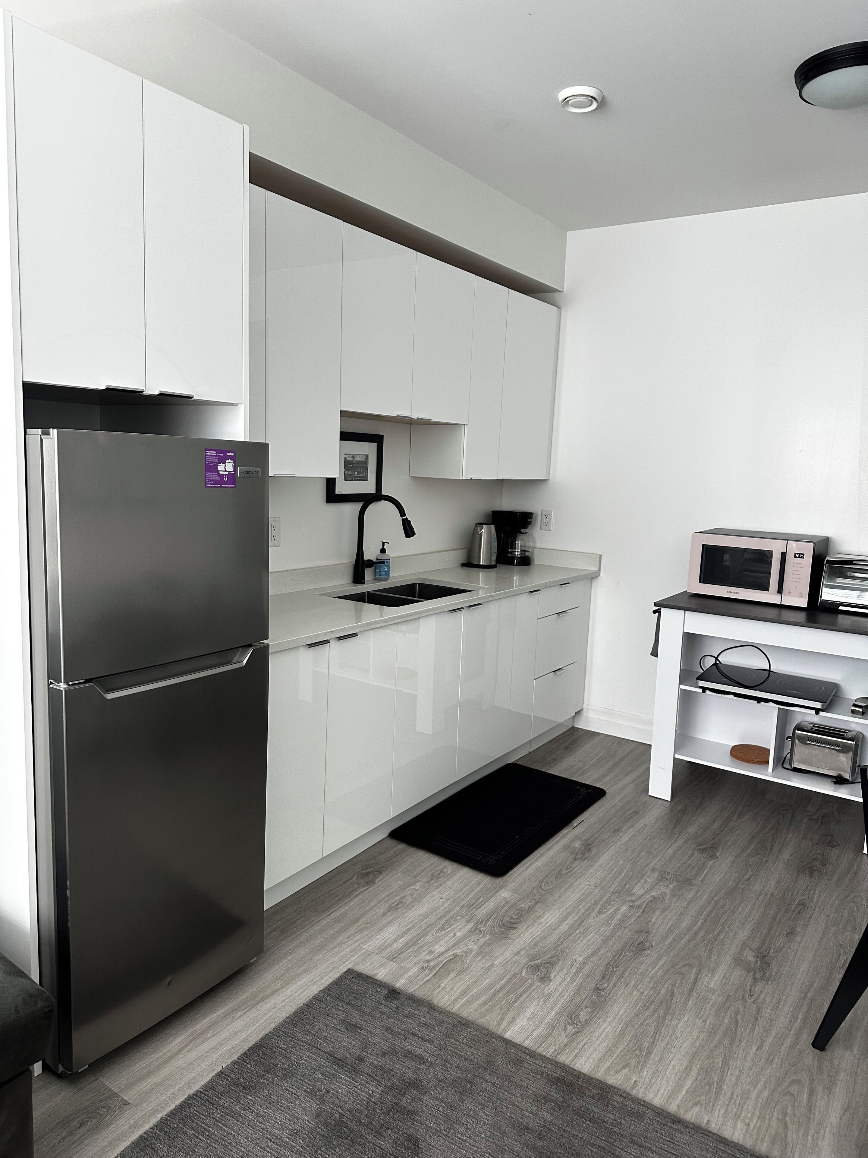 Kühlschrank, Mikrowelle, Herdplatte, Wasserkocher mit Kaffee-/Teezubehör