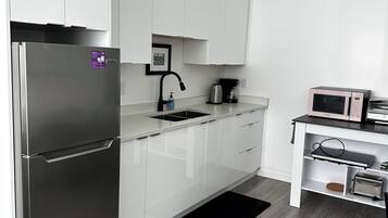 Kühlschrank, Mikrowelle, Herdplatte, Wasserkocher mit Kaffee-/Teezubehör