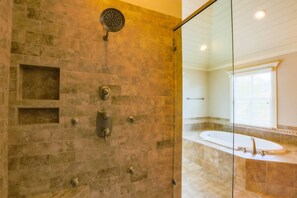 Douche, sèche-cheveux, savon, shampoing