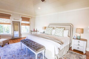 5 bedrooms, iron/ironing board, WiFi, bed sheets