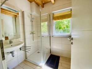 Bathtub, hair dryer - Vacation home "MaraSee" with side lake view (Plau am See)