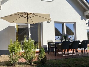 Outdoor dining - Vacation home "MaraSee" with side lake view (Plau am See)