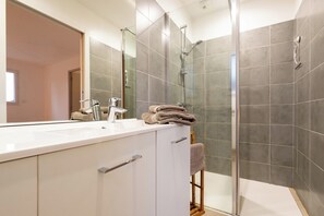 Douche, séchoir à cheveux, serviettes fournies, savon