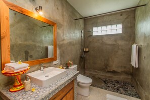 Dusche, Regendusche, kostenlose Toilettenartikel, Bidet