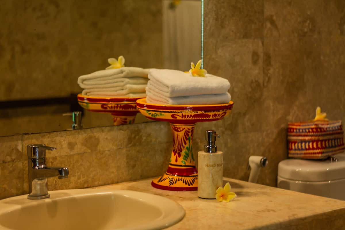 Bungalow, 4 habitaciones, alberca privada | Baño | Regadera, regadera tipo lluvia, amenidades de baño gratuitas, bidet
