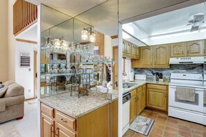 Fridge, microwave, stovetop, dishwasher - < 1/2 Mi to Sugar Mtn Resort! Family Retreat (Sugar Mountain)