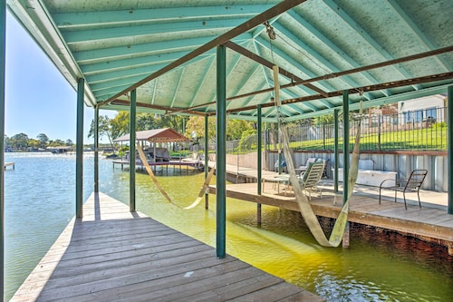 Cedar Creek Lake Home: Private Dock & Hot Tub