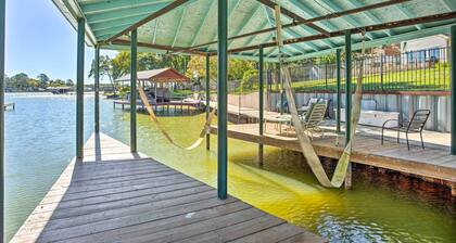 Cedar Creek Lake Home: Private Dock & Hot Tub