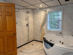 Combined shower/tub, jetted tub, eco-friendly toiletries, hair dryer - Peaceful Couple's Getaway in Lake Superior Forest (Paradise)