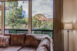 Smart TV, chimenea, impresora