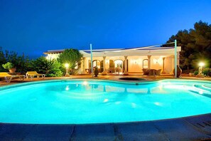 A swimming pool with a covered area and lounge chairs. - Belvilla by OYO Can Vich II (Santa Eulalia del rio)