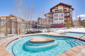 Un hôtel doté d’une piscine, d’un espace clos et d’un bâtiment à plusieurs étages avec des balcons.