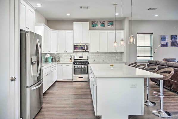 Fridge, microwave, stovetop, dishwasher