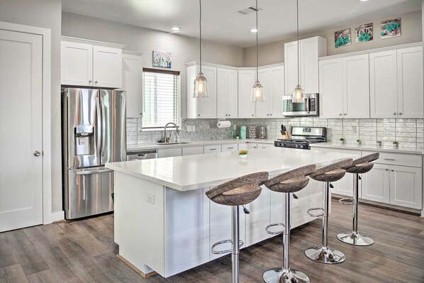 Fridge, microwave, stovetop, dishwasher