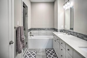 Free toiletries, towels - Pet-Friendly Stay for Soccer Fans: 5 Mi to NRG! (Houston)