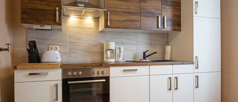 Kühlschrank, Ofen, Geschirrspüler, Wasserkocher mit Kaffee-/Teezubehör