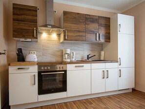 Kühlschrank, Ofen, Geschirrspüler, Wasserkocher mit Kaffee-/Teezubehör