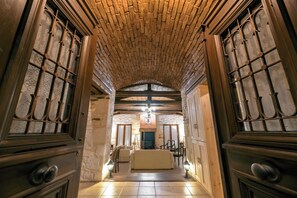 Villa, 4 camere da letto | Area soggiorno | TV 30 pollici con canali satellitari, caminetto