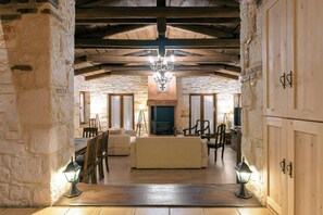 Villa, 4 camere da letto | Area soggiorno | TV 30 pollici con canali satellitari, caminetto