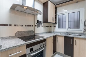 Kühlschrank, Mikrowelle, Ofen, Herdplatte