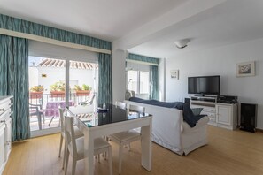 TV, DVD player, stereo - Apartment Coronado 58 2 Bedrooms with Pool, Wi-Fi, Terrace & Garden (Nerja)