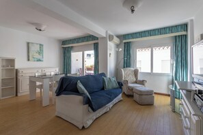 Televisie, een dvd-speler en een stereo