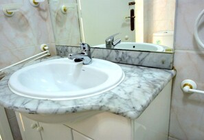 Shower, hair dryer, towels - Apartment Coronado 58 2 Bedrooms with Pool, Wi-Fi, Terrace & Garden (Nerja)