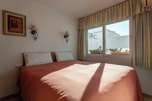 1 slaapkamer, een strijkplank/strijkijzer, gratis wifi, beddengoed