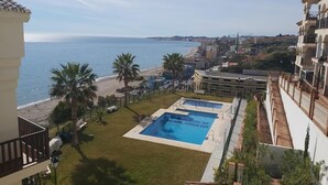 Ein Wohngebiet mit Pool, Strand und Meerblick.