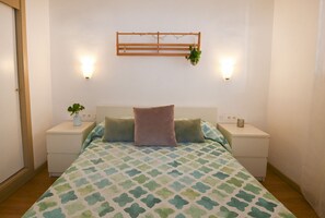 2 slaapkamers, een strijkplank/strijkijzer, wifi (toeslag), beddengoed