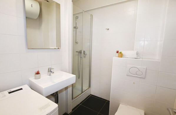 Een douche, handdoeken