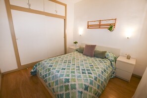 2 slaapkamers, een strijkplank/strijkijzer, wifi (toeslag), beddengoed