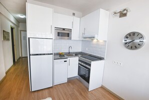 Een koelkast, een microgolfoven, een oven, een kookplaat