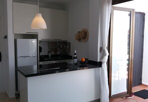 Een koelkast, een oven, een kookplaat, een vaatwasser