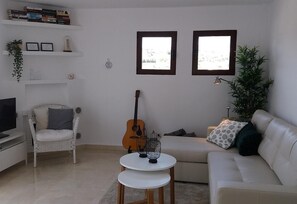 TV - Apartment '2 Bed  In Pueblo Evita' with Mountain View, Wi-Fi and Air Conditioning (Benalmádena)