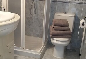 A bathroom with a toilet, a shower enclosure, and a sink. - Great Townhouse 400m from the Beach with Sea View, Wi-Fi and Air Conditioning (Benalmádena)