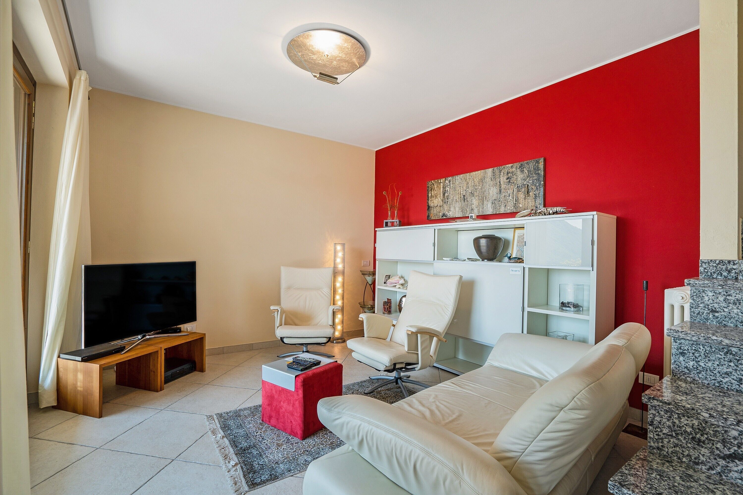 Télévision, cheminée, chaîne hi-fi