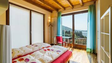 3 slaapkamers, een strijkplank/strijkijzer, gratis wifi, beddengoed