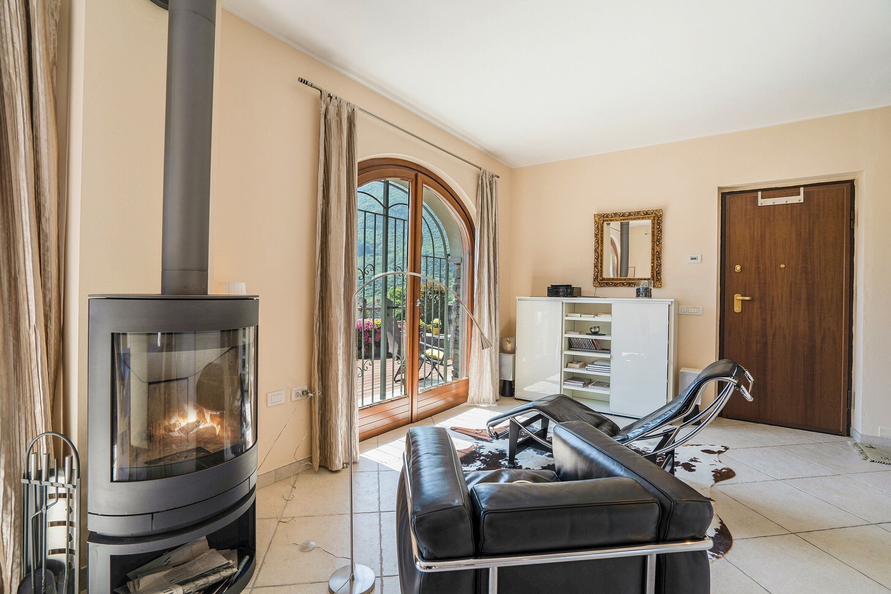 TV, caminetto, impianto stereo