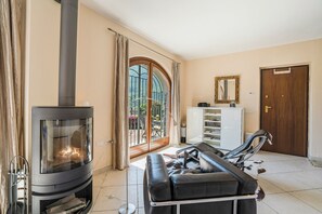 TV, lareira, aparelho de som