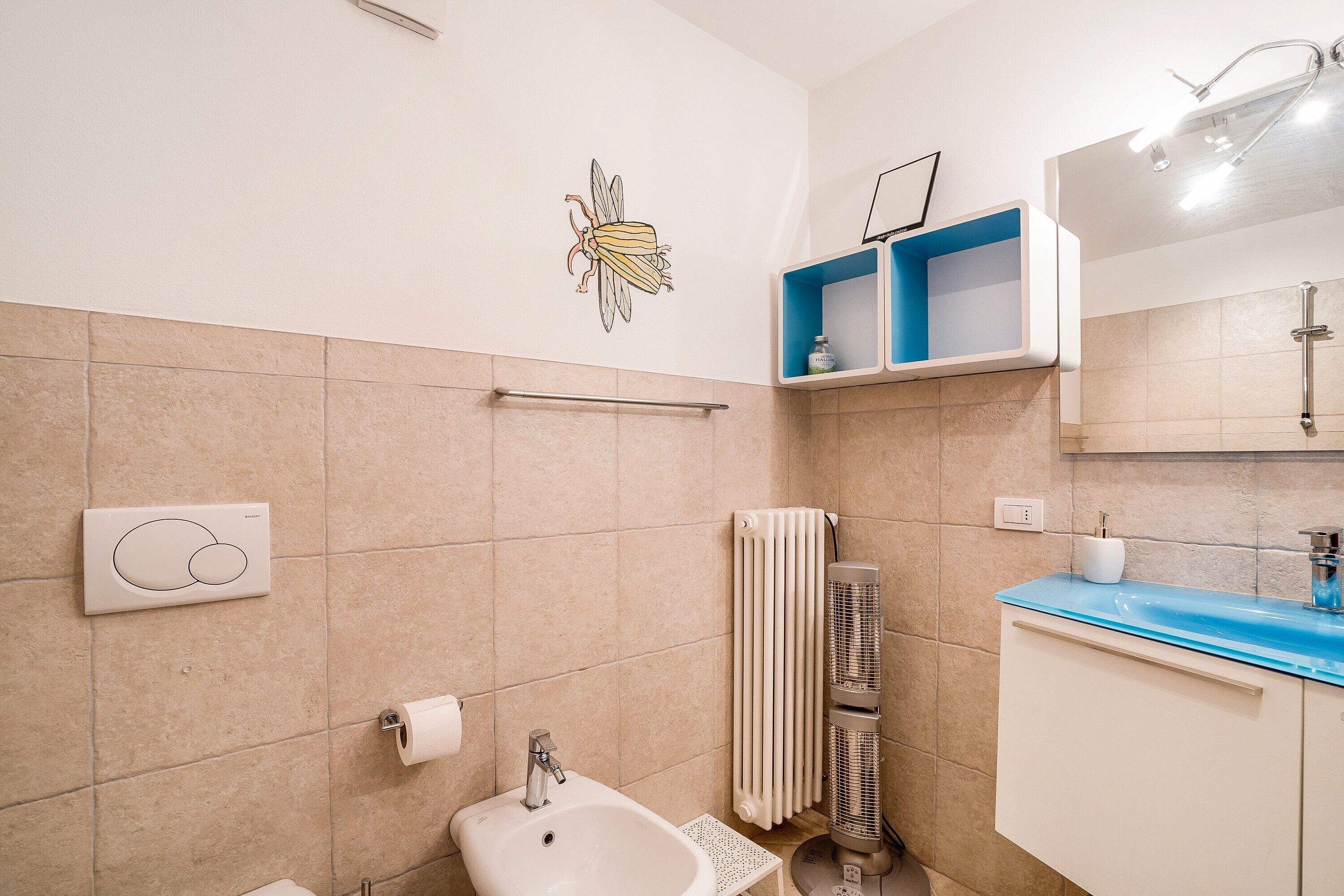 Een bad, een haardroger, handdoeken