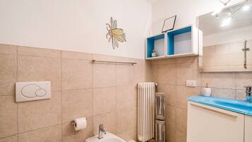 Een bad, een haardroger, handdoeken