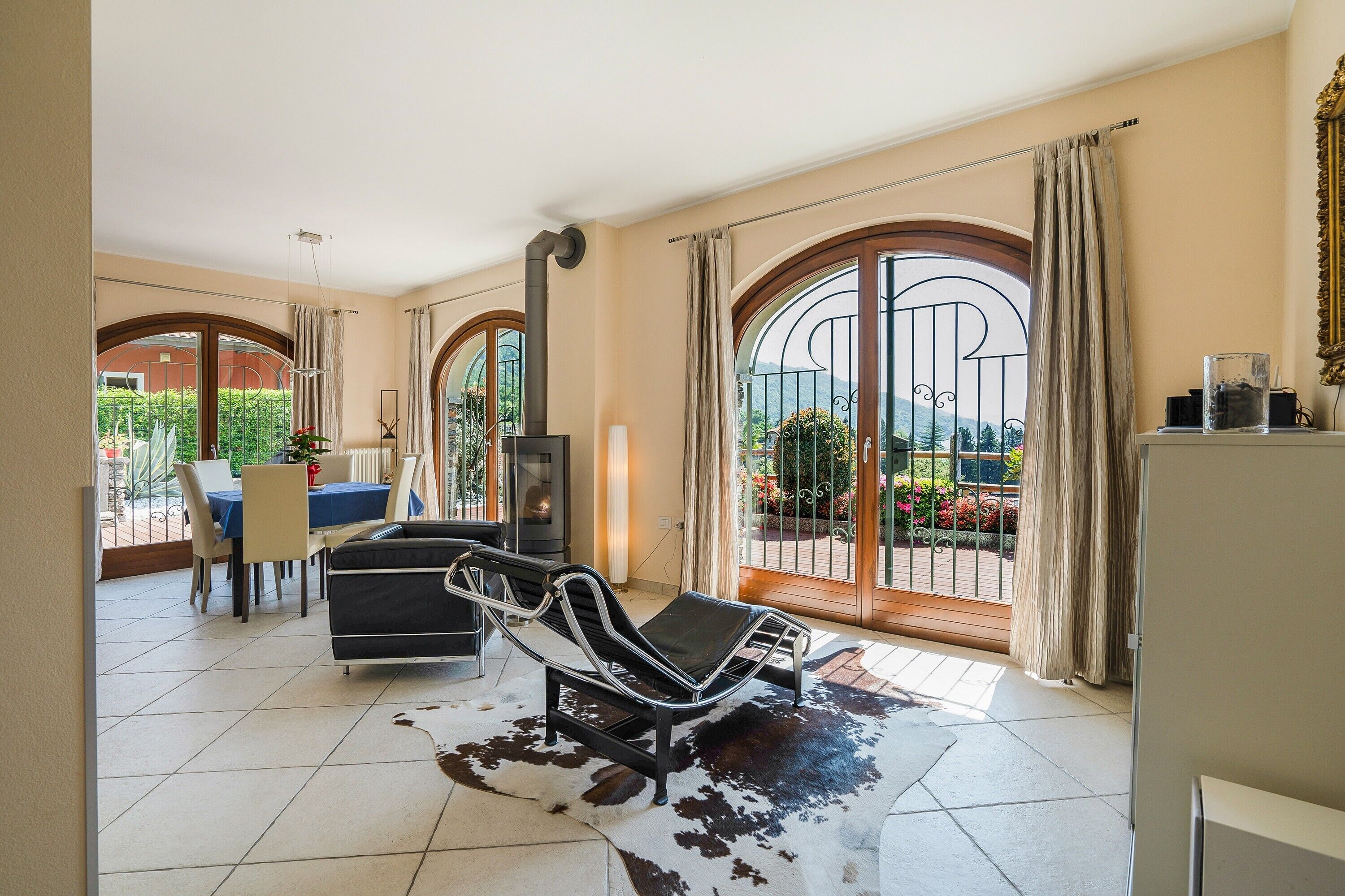 TV, caminetto, impianto stereo