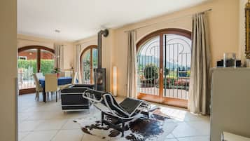 TV, caminetto, impianto stereo