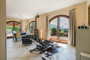 TV, lareira, aparelho de som