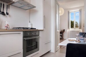 Fridge, oven, stovetop, electric kettle - Apartment "Casa Corten Mountain Lago Maggiore" with Mountain View, Lake View & Garden (Leveno-Mombello)