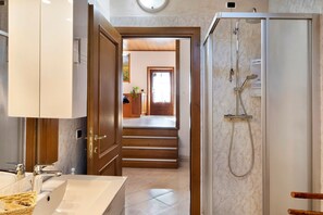 Shower, hair dryer, towels - Apartment 'Chalet Maffins 2' with Mountain View, Balcony & Wi-Fi (Livigno)